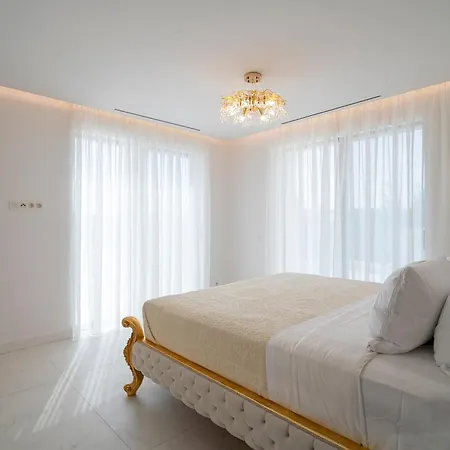 Rr Epavlis Villa *