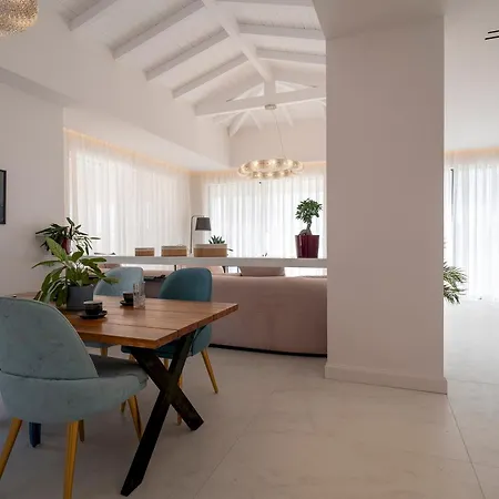 Villa Rr Epavlis *